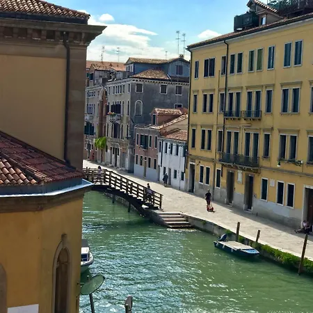 アッラ コルテ ロッサ ベッド・アンド・ブレックファスト